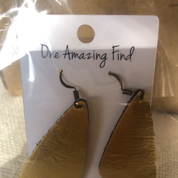 NWT gold earrings one amazing find - Picture 2 of 6